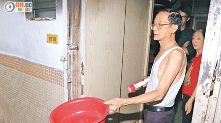 王先生展示救人時用的洗面盆。