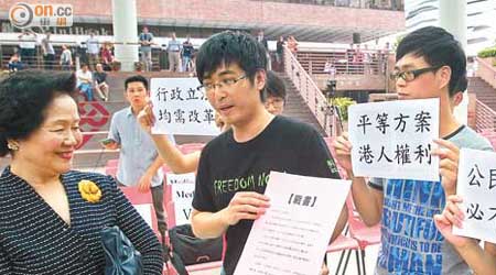 陳太拒即場簽署支持公民提名的「戰書」，被學聯成員批評「向後退」。（羅錦鴻攝）