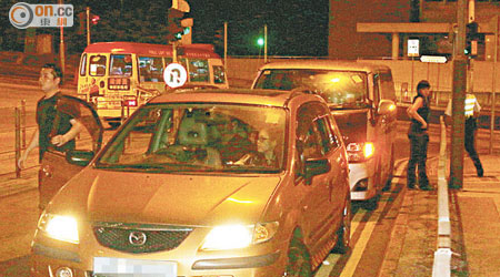 涉事意外私家車（前）被客貨車（後）追逐至荃灣截停。 