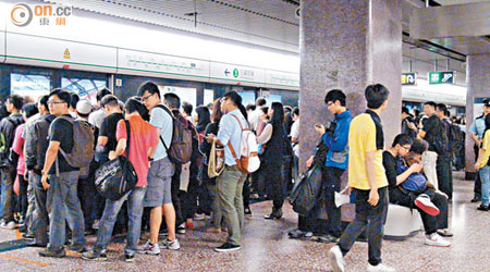觀塘線太子站月台逼滿乘客。（莊杰成攝）