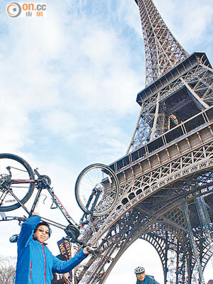 四位八十後男生，駕單車踩了一萬二千公里，抵法國巴黎。（受訪者提供）