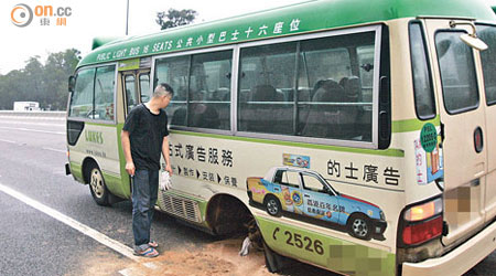 小巴車尾孖轆甩脫，幸無翻側。（曾志恒攝）