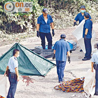 當年<br>阿柱失蹤六日終被尋獲，警方將屍體放於岸邊並以帳篷遮蓋。