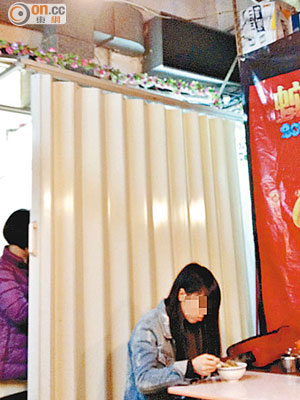 觀塘宜安街有食肆於天井違規加建帳篷，已被食環署警告。