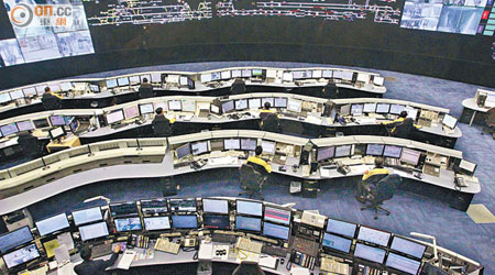 港鐵去年啟用的車務控制中心購置九十九個高解像度大型投射屏幕。
