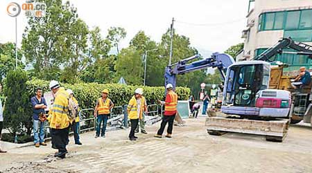 地政總署昨日終於採取行動收回位於林村一幅被佔用官地。（朱先儒攝）