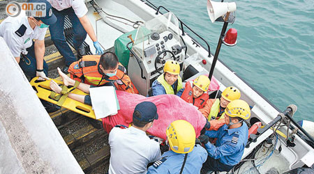 消防及救護員將女子屍體移上岸。（林少兒攝）