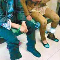一名腳部受傷男子，在醫院等候治理。（互聯網圖片）
