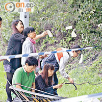 家屬路祭時哭成淚人。（曾紹良攝）