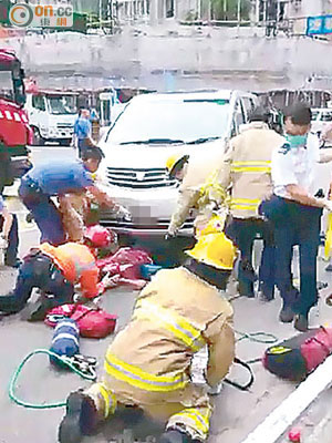 消防員升起車頭，把被困的黃婦救出。（讀者提供）