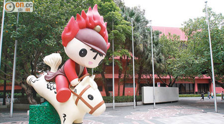 沙田大會堂外，留有當年所建的京奧吉祥物雕塑及旗杆。
