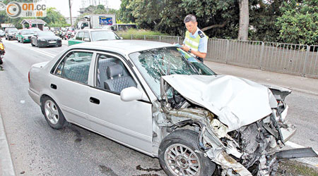 圖為被警方追逐的私家車撞欄損毀。（許錦雄攝）