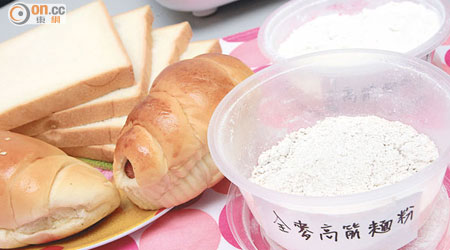 自家製作麵包時，適量加入全麥麵粉，增加膳食纖維量。