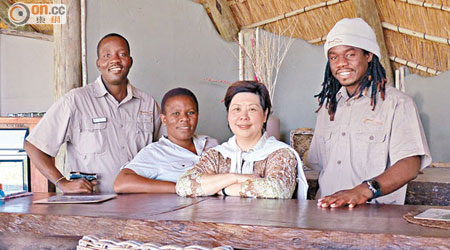 廖千睿（右二）在導遊Rix（左一）及其他當地人帶領下，認識南非大自然。（受訪者提供）