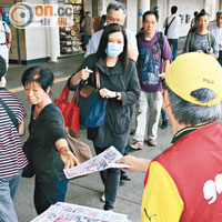 在港鐵旺角東站對出的派發點，大批讀者排隊索閱《好報》。