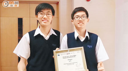 兩名中學生梁俊業（左）及劉鎮偉（右）奪得遊戲比賽全球總冠軍，本月底更將赴韓領獎。（廖梓霖攝）