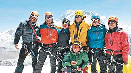 女教師曾燕紅攀登珠峰的隊伍因面對雪山環境不穩定決定回航。（互聯網圖片）