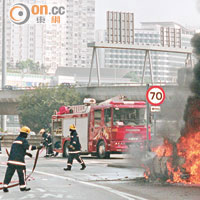 ○四年曾鈺成的平治房車冒煙起火，全車燒毀。（資料圖片）