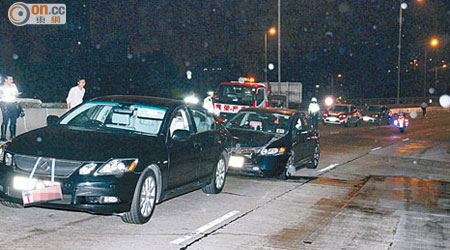 掛「P牌」私家車與「T牌」房車首尾相撞，警方在現場調查。（葉嘉文攝）