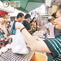 長洲有包店東主指，昨日已售出數千個平安包。