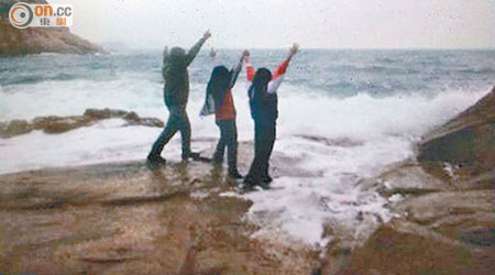 死者（右）事發前與友人在海邊拍照。（資料圖片）