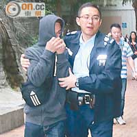 女生父親由警員陪同到醫院了解。（吳遠輝攝）