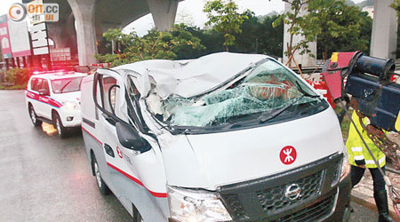 港鐵客貨車凹陷，玻璃爆裂。