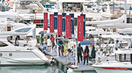 一連兩日的遊艇展昨在黃金海岸舉行，展出約八十艘不同款式的豪華遊艇。（梁耀榮攝）