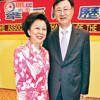 東華三院前主席陳耀莊夫婦不時出席大小善團活動，默默行善。