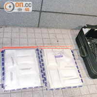 警方展示搜獲的冰毒及行李篋。（許錦雄攝）