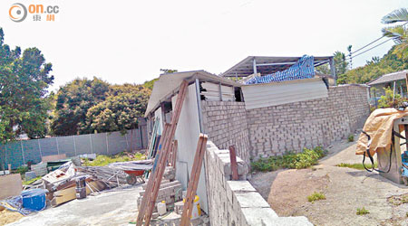打鼓嶺坪洋村有石屋不斷以磚頭加建圍牆擴建，屋宇署被指執法不力。