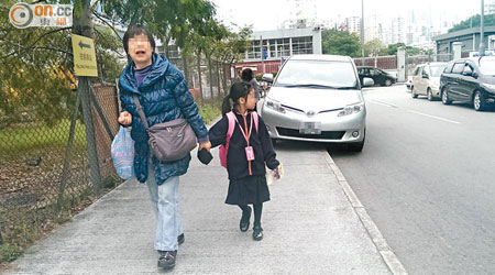 有私家車駛上行人路違泊，期間有不少市民途經。