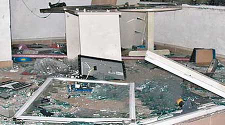 溢達製衣在越南的廠房遭洗劫，門窗被打爛。（互聯網圖片）