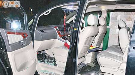 七人車的玻璃窗被關員扑爆，滿地碎片。