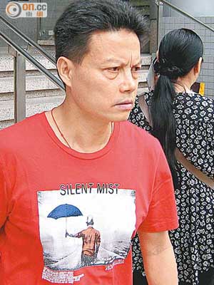 被告李容康（左）涉嫌襲擊同袍。