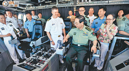 房峰輝日前參觀科羅拉多號瀕海戰鬥艦，分析指美藉此希望中國勿高估自己力量。（資料圖片）