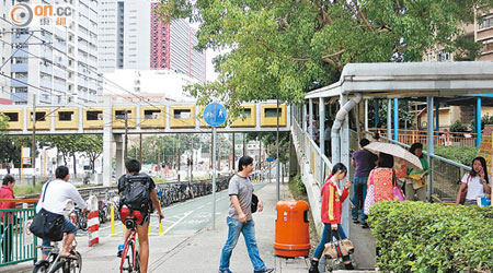 山景邨居民要求警方張貼告示，勸喻市民勿將單車駛上天橋。