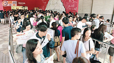 宮崎駿動畫手稿吸引市民參觀，高峰期達三百人輪候購票。（陳德賢攝）