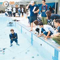 上月比賽期間，視障學生的水底機械人潛入泳池中執行任務。（受訪者提供）