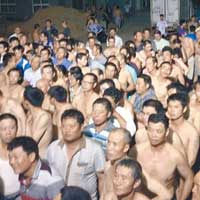 網傳華資工廠工人在日前的動亂中遭搶走衣物。（互聯網圖片）