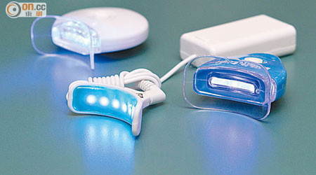 漂牙機套裝中附有藍光燈機，聲稱可靠此極速漂牙。