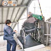 升降台為輪椅使用者到達商場最便捷的途徑。