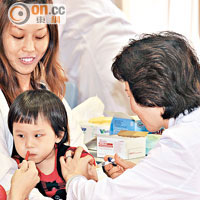 家長可考慮讓子女接種疫苗，提升免疫力。