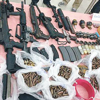 軍方在全國各地搜出大批紅衫軍武器。（互聯網圖片）