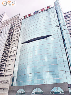 事主由公司的大廈十九樓攀窗跳樓。