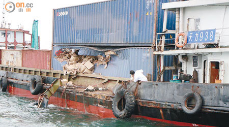 內河船船身損毀，被撞毀貨櫃跌出貨物。（陳桂建攝）