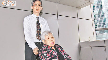 坐輪椅的遺孀李煥昨由兒子郭德明陪同到庭，她顯得略為疲倦。（羅錦鴻攝）