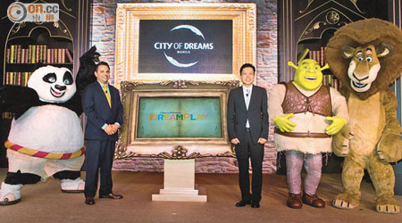 鍾玉文（右三）與夢工場動畫亞太區零售發展及娛樂主管James Clark（左二）宣布合作打造教育娛樂中心DreamPlay，並出動一眾人氣動畫明星助陣。（受訪者提供）