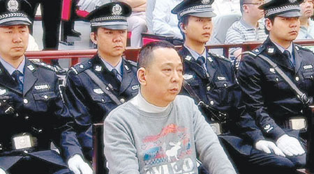 持香港身份證的四川富豪劉漢，昨在庭上一臉木然。（中新社圖片）