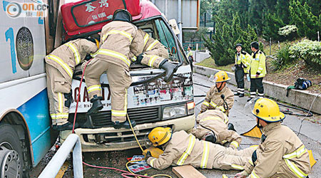 消防員拯救被困小巴司機。（張曉楠攝）
